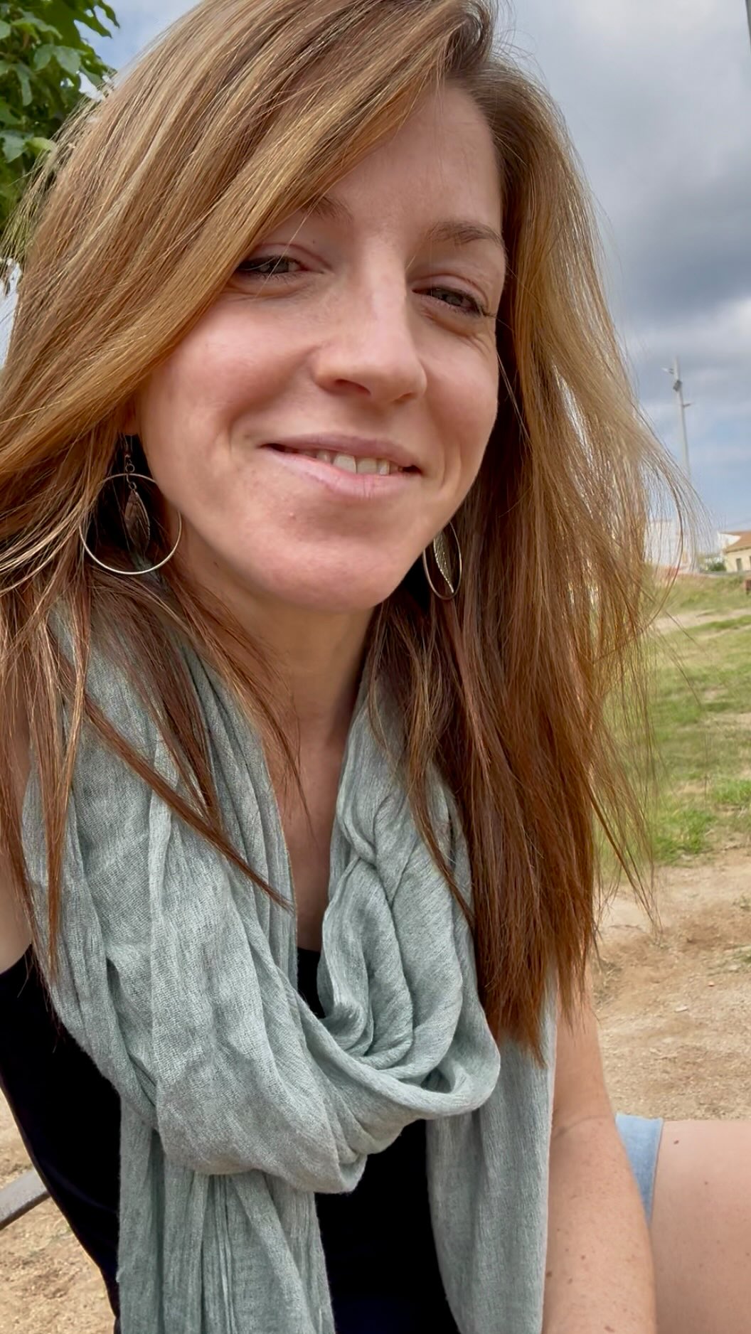 Pierdes la energía o te la están robando?⚡📱La luz azul que emiten las pantallas tiene un efecto directo sobre la melatonina, la hormona que regula el ciclo del sueño.
⚡️La luz azul imita la luz natural del día, por lo que el cerebro interpreta que aún no es de noche. Esto inhibe o retrasa la producción de melatonina en la glándula pineal. El cuerpo no recibe la señal de que es hora de descansar.El resultado es que se retrasa el inicio del sueño, cuesta más conciliarlo y la calidad del descanso disminuye.🥗 Cuando comes rápido o sin prestar atención tu digestión se resiente.
⚡️Al no masticar bien los alimentos llegan más grandes al estómago, lo que dificulta la digestión y absorción de nutrientes. Además puedes sentir hinchazón o pesadez.Eso se traduce en cansancio y malestar.🤚🏻Decir “sí” a todo: cuando no marcas límites, y aceptas cosas que no quieres o no te apetece , simplemente por no hacer daño o quedar bien, pones tu cuerpo en modo alerta 🚨, generando un sobreesfuerzo que genera un desgaste de energía inesperado.No solo se trata de generar hábitos nuevos, a veces necesitamos soltar algunos que nos roban la energía 🪫 para tener espacio para crear hábitos nuevos que nos permitan sentirnos vitales todo el día ✨#👉 ¿Quieres aprender a transformar tus hábitos de forma sencilla y sin presión? Escríbeme HÁBITOS y te cuento cómo.#EnergíaVital #HábitosSaludables #AutocuidadoConsciente #VidaEquilibrada #HealthyLifeCoach #CrecimientoPersonal #MotivaciónDiaria #BienestarIntegral