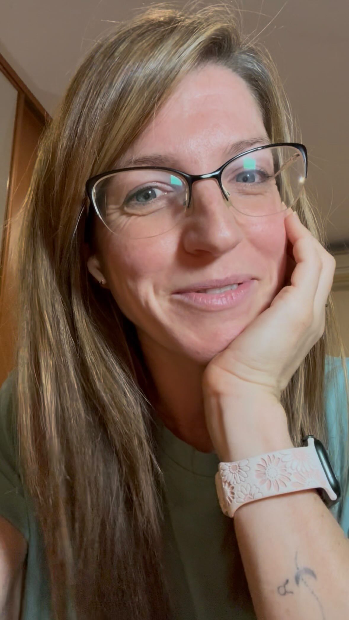 Y sí. Me encanta mi trabajo.Me flipa acompañar vuestros procesos, ver cómo cambiáis los productos de vuestro baño mientras me explicáis los cambios positivos que notáis, ilusionarme igual o más que vosotr@s con cada hábito nuevo que ancláis…Cada proceso que empezamos es un nuevo reto para mí que me llena y me motiva a seguir.Por eso cuando te cuento mi trabajo me brillan los ojos. Porque no podría haber tomado una mejor decisión.
Y me hace feliz compartirlo hoy contigo.Gracias, porque sin tu confianza no estaría aquí. Gracias por abrirte y por permitirte andar en el cambio.
Gracias 🙏🏻🧡